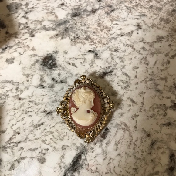 Vintage-Avon Cameo pin. - Picture 1 of 2